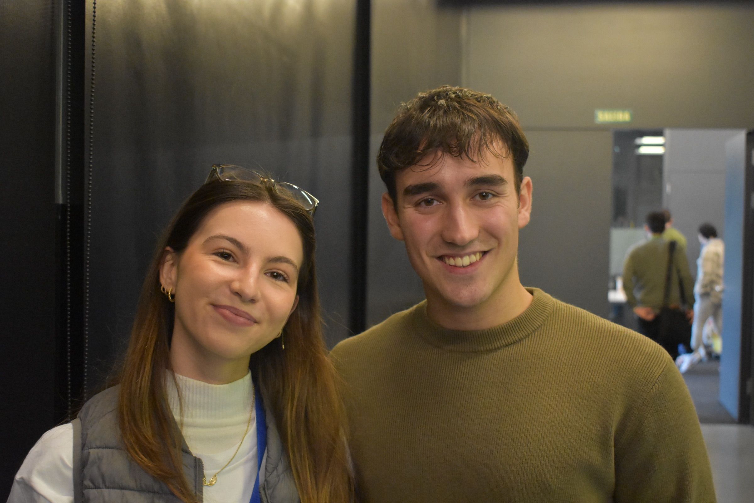 Dos asistentes sonriendo en el Start Camp