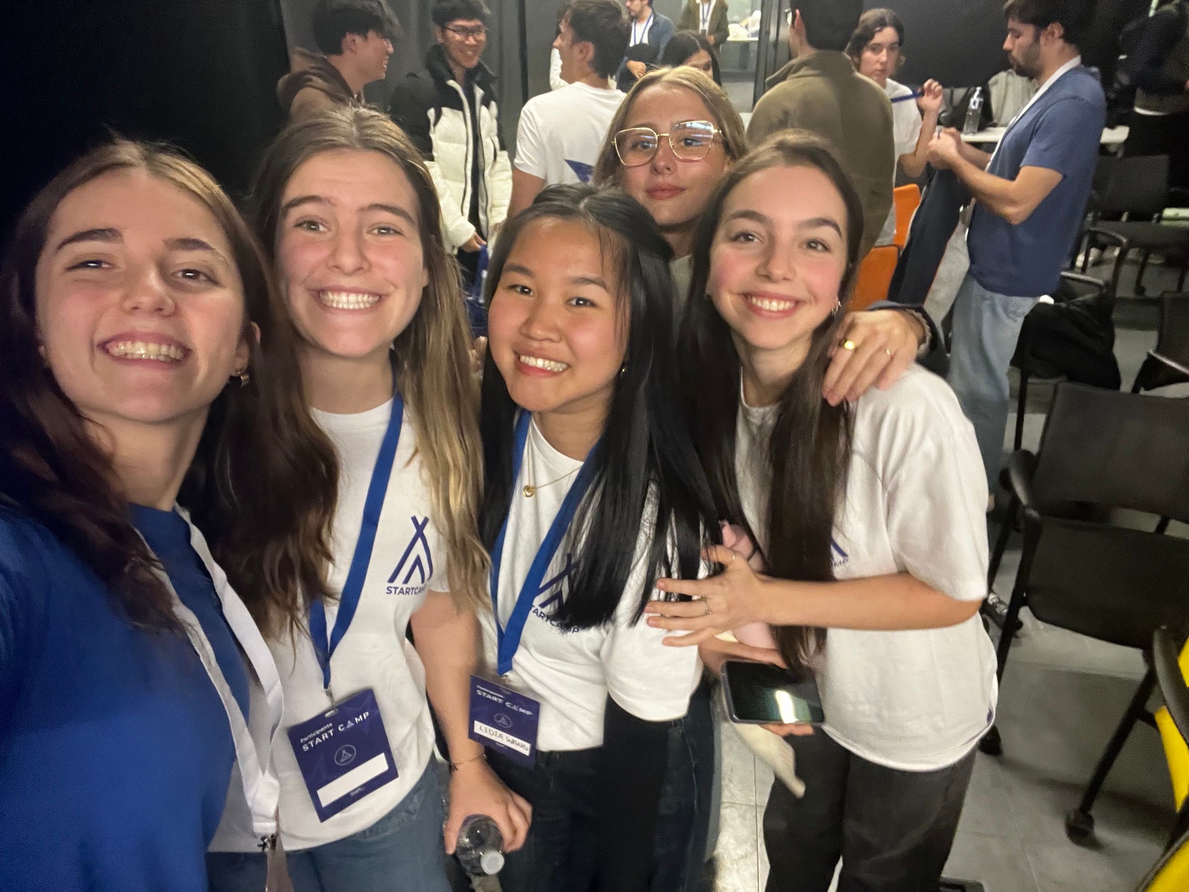 Cuatro asistentes haciéndose un selfie en el Start Camp